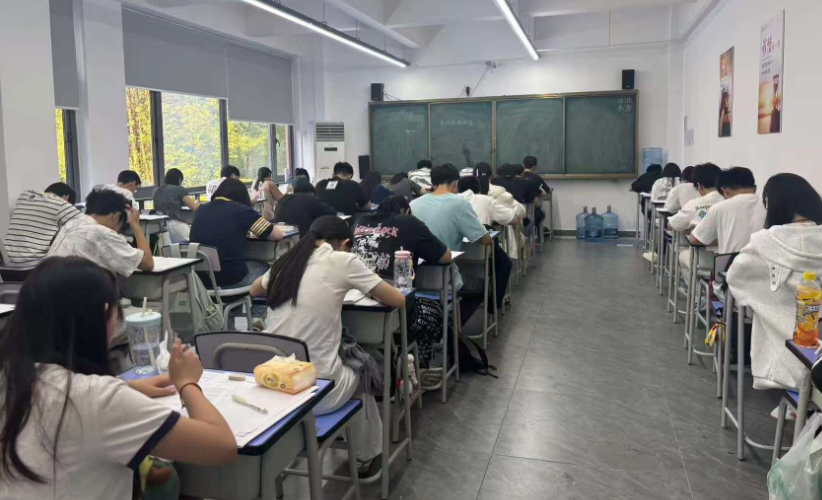封闭式集中学习，学习氛围浓厚